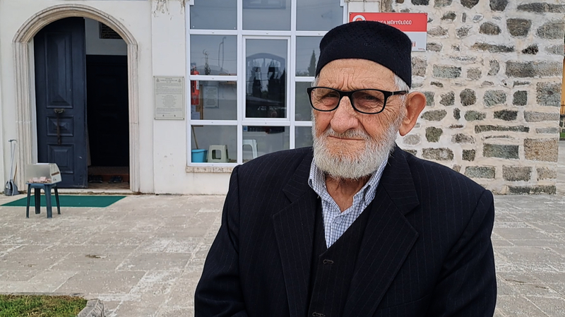 <p>Cami cemaatinden 97 yaşındaki Rahmi Aktaş, 1940 yılından bu yana camiye geldiğini, emekli olduktan sonra ise her gün namazlarını burada kıldığını anlattı.</p>