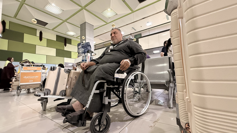 <p>Rakka ilinden tekerlekli sandalyesiyle gelen Hassan Ali Cuma ise şeker ve tansiyon hastası olmasına rağmen tüm zorlukları göze alarak hac ibadetini yerine getirmek istediğini vurguladı.</p>