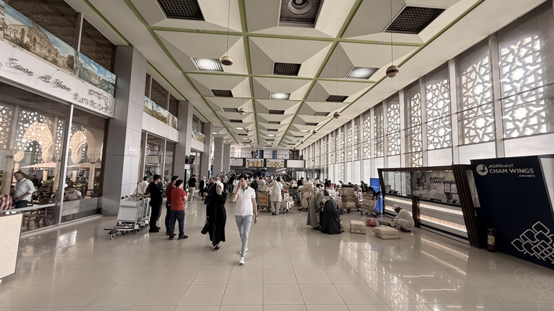 <p>Suriye resmi ajansı SANA'ya konuşan Vakıflar Bakanı Muhammed Ebu Hayır Şükri, Şam'dan ve yurt dışından 2 Haziran'a kadar 22 bin 500 Suriyeli hacı adayının Türkiye ve Özbekistan uçakları vasıtasıyla kutsal topraklara ulaşacağını belirtti.</p>