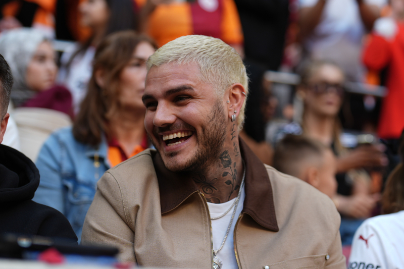 <p>Şampiyonluk maçında sakatlığı nedeniyle uzun süredir takımdan ayrı kalan Arjantinli yıldız Mauro Icardi de maçı tribünden takip etti.</p>