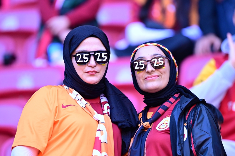 <p>25. şampiyonluğu kutlayan sarı kırmızılı taraftarlar...</p>
