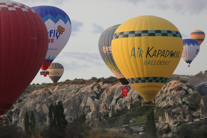 <p>Balon pilotu Bilge Ezel, balonlara asılan bayraklarla gökyüzünü süslediklerini belirterek, "Kurtuluş Savaşımızın başlangıcı önemli bir gün. Kapadokya'da balonlar Türk bayrakları ile havalanıyor. Kapadokya dünyadan en önemli sıcak hava balon merkezidir. Dünyadan birçok yer Kapadokya'yı izlerken biz de bayramın tüm dünyada kutlanmasına vesile oluyoruz. Başta Atatürk olmak üzere tüm şehitlerimizi rahmet ve minnetle anıyoruz." dedi.</p>