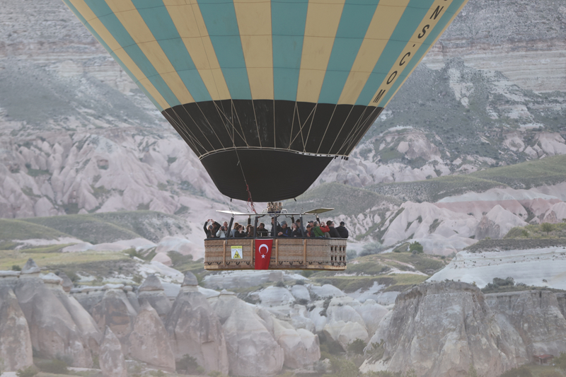 <p>Balonlar yaklaşık bir saat boyunca peribacaları ve doğal kaya oluşumlarıyla kaplı vadiler üzerinde süzüldü.</p>