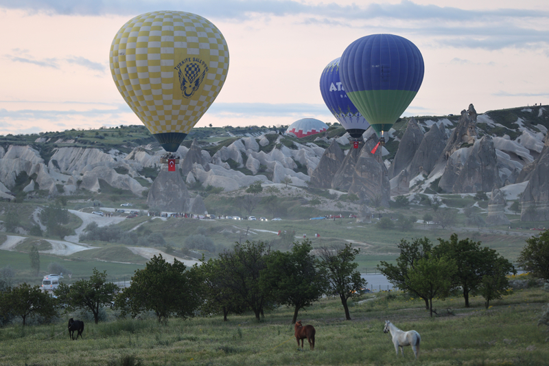 <p>Tura katılan turistlerin sepetlere alınmasının ardından sıcak hava balonları bölge semalarına yükseldi.</p>