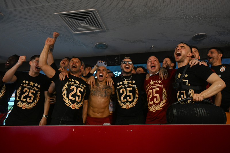 <p><b>OKAN BURUK, DAUM'UN REKORUNU KIRDI</b></p><p>Galatasaray Teknik Direktörü Okan Buruk, 17. haftada oynanan Kayserispor maçında alınan galibiyet sonrası Süper Lig'de bir rekor daha kırdı. Galatasaray'ın başındaki 90. lig maçında 75. galibiyetine ulaşan Buruk, Süper Lig tarihinde bir takımın başında 75 galibiyete en hızlı ulaşan teknik direktör oldu. Daha önce 75 galibiyete ne hızlı ulaşan teknik direktör, Fenerbahçe'nin başındaki 103. maçında 75. galibiyetine ulaşan Christoph Daum olmuştu. Öte yandan Okan Buruk daha önce 50. galibiyetine 62. maçında ulaşarak Fatih Terim'in (70 maç) rekorunu da kırmıştı.</p>