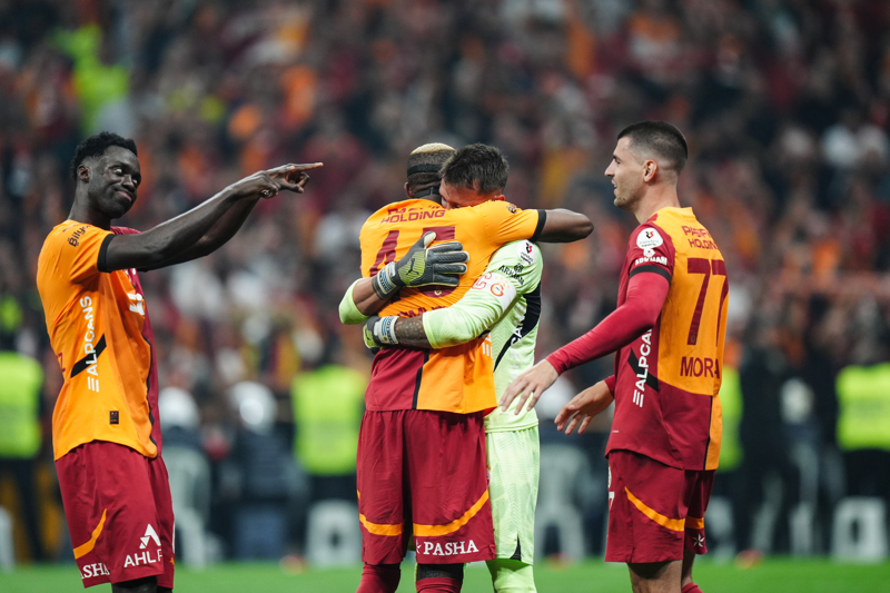 <p><b>SÜPER LİG REKORU</b></p><p>Süper Lig'in 24. haftasında Rizespor'u deplasmanda 2-1 yenen Galatasaray, Süper Lig tarihinde görülmemiş bir rekora imza attı. 23 Süper Lig maçının 20'sini kazanan Galatasaray, lig tarihinde bir sezonun ilk 23 karşılaşmasından 20 galibiyet çıkaran ilk takım oldu.</p>