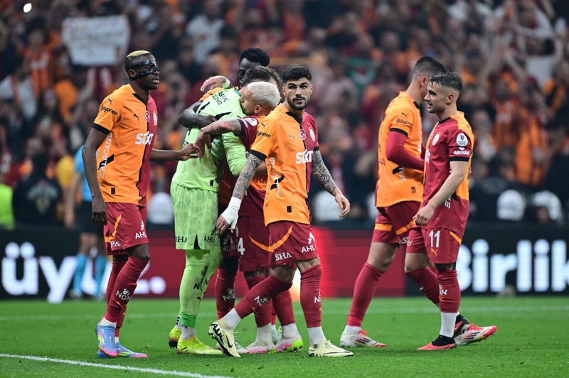 <p><b>12 HAFTADA 34 PUAN</b></p><p>Galatasaray, ilk 12 maç itibarıyla lig tarihinin en iyi performansına imza attı. Ligin 12. haftasında deplasmanda Bodrum FK'yi 1-0 mağlup eden sarı-kırmızılı ekip, Süper Lig tarihinin en iyi performansına imza attı. 12 maçta 11 galibiyet 1 beraberlik elde eden Galatasaray, Süper Lig'de 12. haftalar göz önüne alındığında en yüksek puana ulaşan takım oldu.</p>
