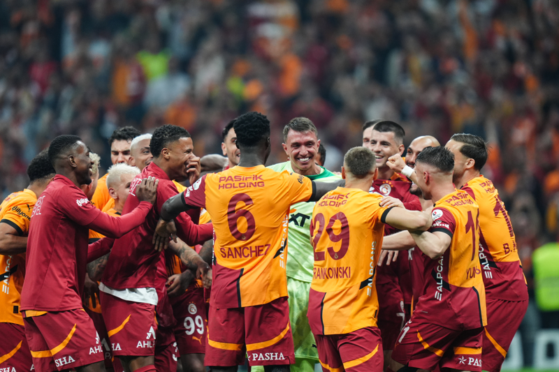 <p><b>DEPLASMANDA ÜST ÜSTE 17 GALİBİYET</b></p><p>Trendyol Süper Lig'in 19. haftasında Galatasaray deplasmanda karşı karşıya geldiği Başakşehir'i 2-1'lik skorla mağlup etti. Sarı-kırmızılılar, bu sonuçla ligdeki 8. dış saha müsabakasından da galip ayrıldı. Ligde deplasmanda geçtiğimiz sezondan beri yenilmeyen Aslan, üst üste 17. dış daha maçını kazandı ve Süper Lig tarihinin dış sahadaki en uzun galibiyet serisini de geliştirdi. Bir önceki rekor, 12 galibiyetle Fenerbahçe'ye aitti.</p>
