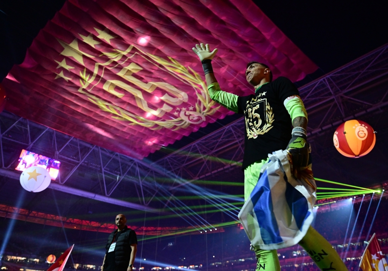 <p><b>2025'E DE REKORLA BAŞLADI</b></p><p>Okan Buruk teknik direktörlük koltuğuna oturduktan sonra rekor üstüne rekor kıran Galatasaray, 2024'te bıraktığı seriyi 2025'te de devam ettirdi. Zorlu geçen mücadelede taraftarının da desteğiyle Göztepe'yi mağlup etmeyi başaran Sarı-Kırmızılılar, puanını 47'ye yükselterek zirvedeki yerini sağlamlaştırdı. Ancak tarihe geçen asıl detay, geçen sezonun aynı döneminde 46 puanı bulunan ezeli rakibi Fenerbahçe'yi geride bırakan Galatasaray'ın, Süper Lig'de 17. maçlar itibarıyla en fazla puan toplayan takım konumuna yükselmesiydi.</p>