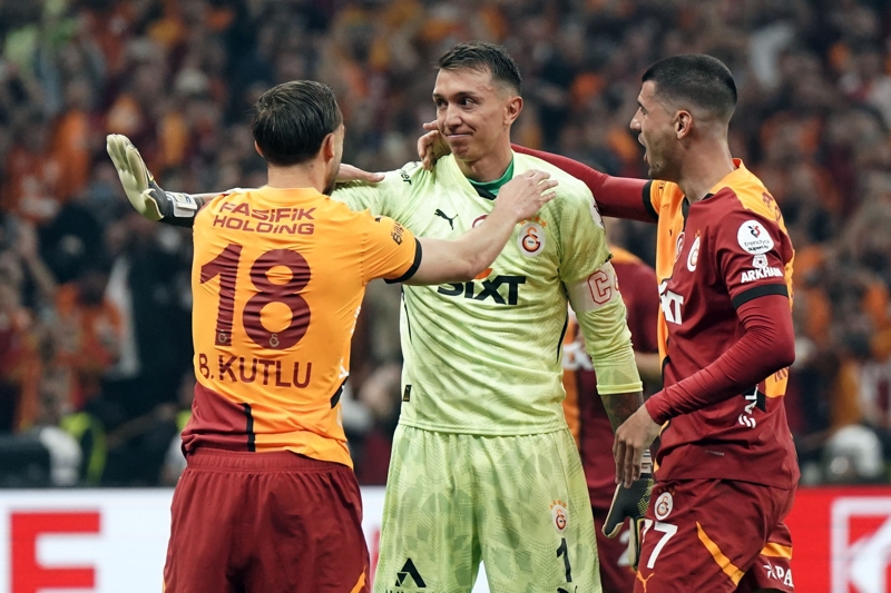 <p><b>BODRUM MAÇINDA AVRUPA REKORU</b></p><p>Galatasaray, Bodrum FK ile sahasında karşı karşıya geldiği maçta rekora imza attı. Sarı-kırmızılılar, mücadelenin ilk 43 dakikasında rakip kaleye 22 şut gönderdi. Galatasaray, bu rakamla bu alanda Avrupa'nın 10 büyük liginde zirveye çıktı. Galatasaray, ilk yarıyı toplamda ise 23 şutla tamamladı. Sarı-kırmızılılar, Lucas Torreira'nın 29. dakikada attığı golle Bodrum FK karşısında ilk yarıyı 1-0 önde tamamladı.</p>