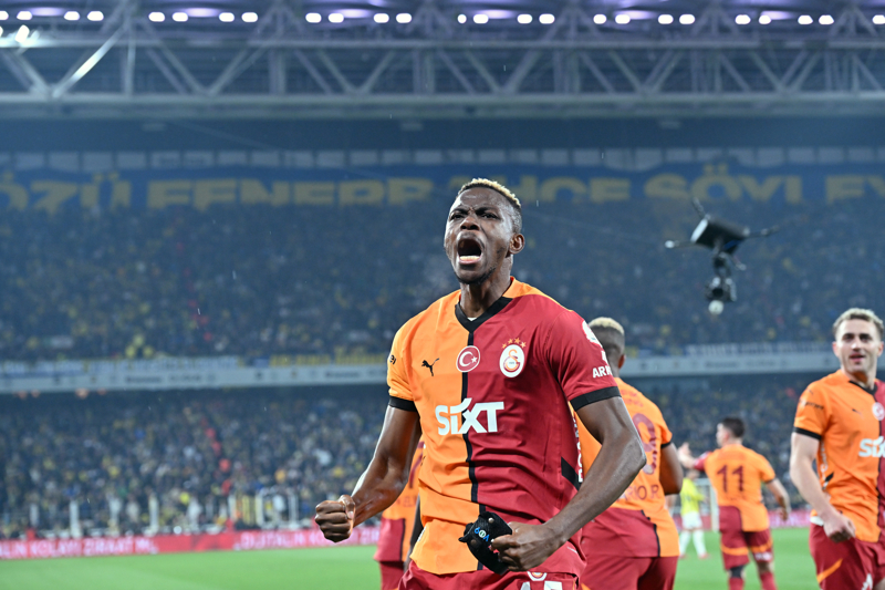 <p><b>PEŞİNDEKİ TAKIMLAR</b></p><p>Öte yandan İtalyan basınındaki haberlerde, Osimhen ile Suudi Arabistan ekipleri ile birlikte Arsenal ve Manchester United'ın ilgilendiği yazıldı.</p>