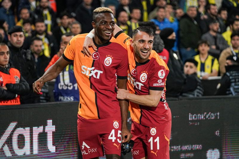 <p><b>PSG'NİN RADARINDA</b></p><p>Osimhen'i daha önce de isteyen Paris Saint-Germain'in de Nijeryalı futbolcuya ilgisinin devam ettiği kaydedildi.</p>