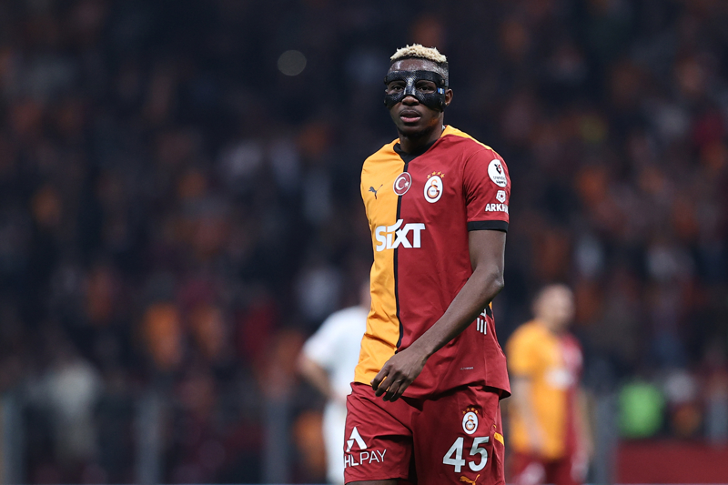 <p><b>BU SEZONKİ PERFORMANSI</b></p><p>Galatasaray'ın bu sezon kazandığı iki kupada büyük pay sahibi olan Osimhen, sarı-kırmızılı forma altında çıktığı 40 maçta 36 gol attı ve 8 asist yaptı.</p>