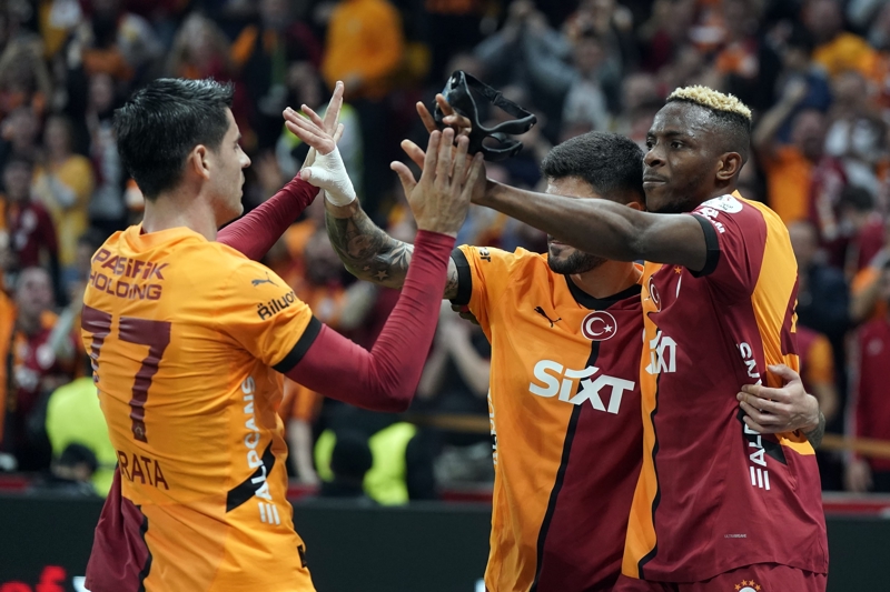 <p><span > Kariyerini ne şekilde geliştireceği yönünde düşünceleri var. Onları henüz kendisiyle paylaşmadık. Bu sevgi seline ne cevap vereceğini önümüzdeki günlerde konuşacağız. Kendisinin verdiği karar çerçevesinde yönetim kurulumuz bir karar alacak. Bu konuda bir tereddüt olmasın. Her Galatasaraylı gibi yönetimimiz de önümüzdeki sezon Osimhen'i özellikle Şampiyonlar Ligi sınavında kadrosunda görmek istiyor." demişti.</span></p>