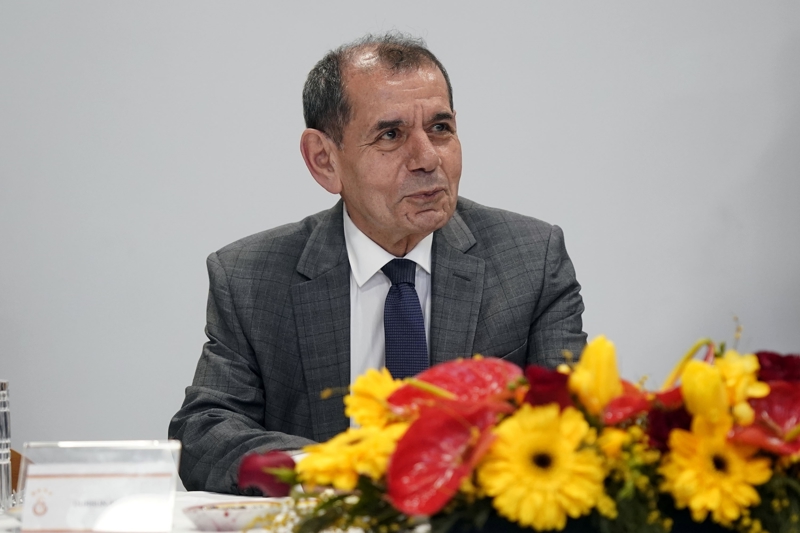 <p><b>DURSUN ÖZBEK'İN SÖZLERİ</b></p><p>Galatasaray Başkanı Dursun Özbek, şampiyonluk sonrası Osimhen için, "Taraftarımızın Osimhen'i çok sevdiği aşikar. Osimhen iyi bir futbolcu, Galatasaray'a aidiyeti çok yüksek. Hem yönetim kurulumuz hem de taraftarımız böyle bir futbolcunun Galatasaray'da olmasını arzu ediyor. Bu çağrılara kulak veriyoruz. Buradaki en önemli karar Osimhen'in. Genç bir futbolcu.</p>