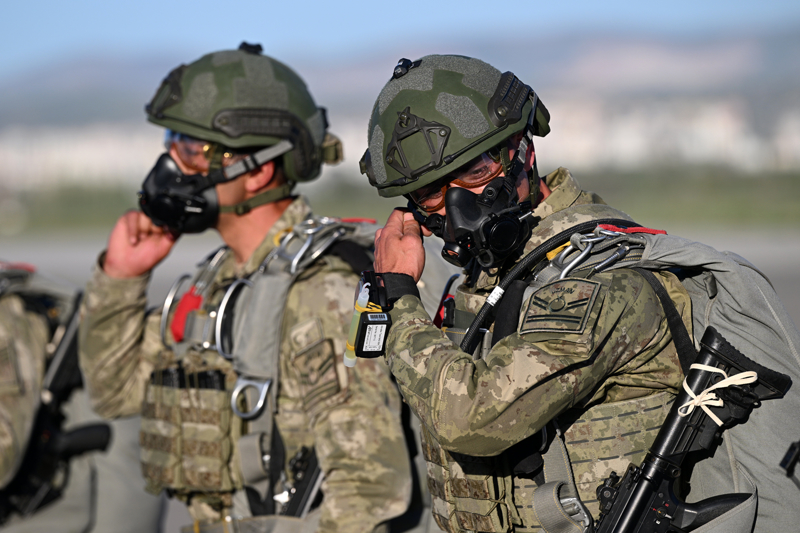 <p>12. Hava Ulaştırma Ana Üs Komutanlığında 12 kişilik komando timi, bugün ise CN-235 CASA tipi uçağa binerek Şehit Teğmen Hasan Bak Atma ve Atlama Sahası'na paraşütle iniş yapıp, operasyon öncesi sahanın güvenliğini aldı.</p>