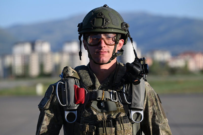 <p>Tatbikat senaryosu kapsamında 12. Hava Ulaştırma Ana Üs Komutanlığı'ndan havalanan C-130 ve C-160 nakliye uçaklarındaki 265 paraşütçü komando yaklaşık 4 bin metre yükseklikten bölgeye iniş yaptı.</p>