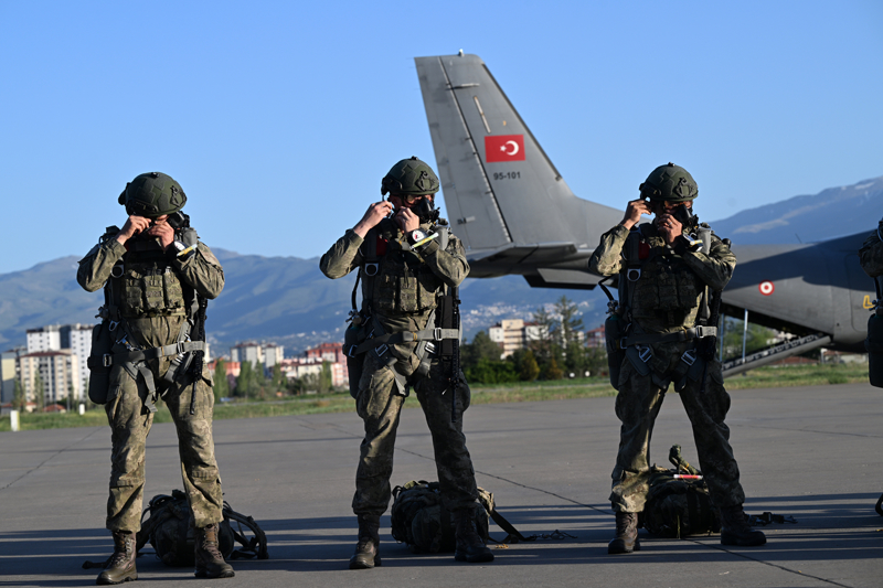 <p>Bölgenin kontrol altına alınmasının ardından AFAD ve Kızılay görevlileri, insani yardım için helikopterle alana getirildi.</p>