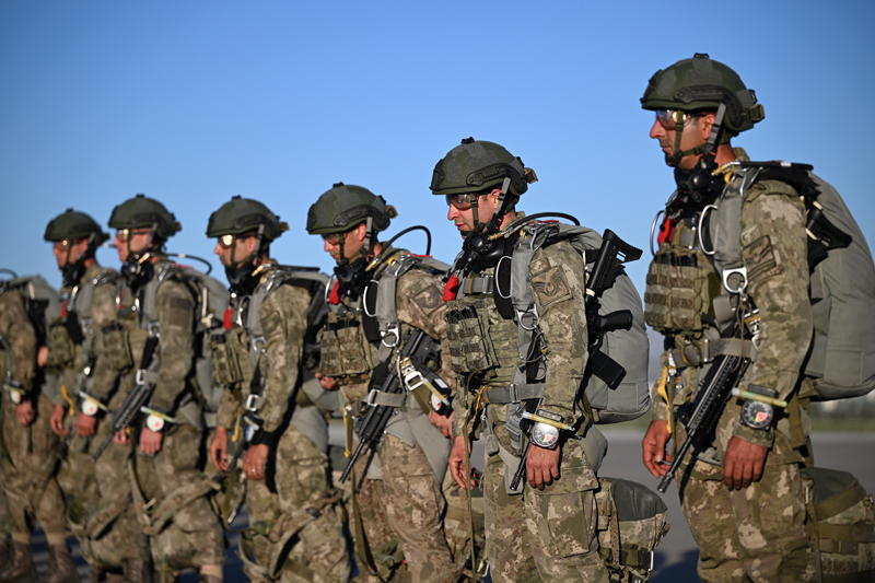 <p>Milli Savunma Bakanlığınca öğrencilere Türk Silahlı Kuvvetlerini tanıtmak, askerlik mesleği sevgisi ve milli bilincin kazandırılması amacıyla başlatılan "Mehmetçikle Bir Gün" projesi kapsamında kentteki 179 öğrenci ve 13 öğretmen ellerindeki Türk bayraklarıyla tatbikatı izledi.</p>