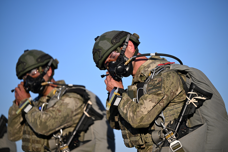 <p>Azerbaycan, Bahreyn, Bangladeş, Birleşik Arap Emirlikleri, Brezilya, Gürcistan, İspanya, İtalya, Pakistan, Ruanda, Suudi Arabistan, Ürdün ve Libya'nın katıldığı tatbikatta 13 ülkenin bayrağıyla saygı atlayışı yapıldı.</p>