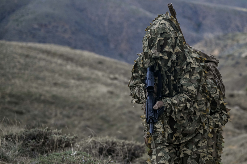<p>"Keskin nişancı ve gözetleyici, keskin nişancı kriterlerine sahip komando veya teröristle mücadele eğitimi almış ve hala Jandarma Komando, JÖH, JOPER birliklerinde görev yapan personel arasından seçilir. Bu nitelikler normal gelişmiş, kalıcı, kronik hastalığı ve görme bozukluğu bulunmayan, refleksleri sağlam, fiziki kondisyonu yüksek, yorgunluğa ve uykusuzluğa dayanıklı, sabırlı ve çalışkan olmalıdır. Personel, hızlı, doğru değerlendirme ve zihinsel hesaplar yapma, duygusal olarak dengeli, kişisel hayat sürdürme, baskı altında etkin olma, tam olarak odaklanabilme, yalnızlığa dayanabilme, sabır ve detaylara dikkat etme ve ciddiyet gibi karakter özelliklerine sahip olmalıdır."</p>