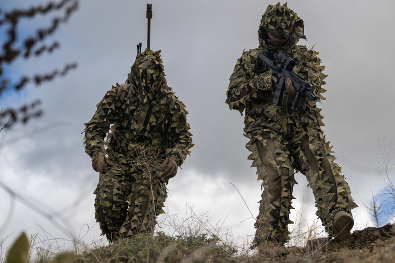 <p>Eğitimleri başarıyla tamamlayan personelin, Jandarma Komando Özel Asayiş Komutanlığı'nda (JÖAK) 4 hafta süreli özel operasyon keskin nişancı kursu aldığını bildiren Astsubay Kıdemli Üstçavuş, "Gündüz ve gece şartlarında Jandarma Genel Komutanlığı envanterinde bulunan silah ve teçhizatı etkin olarak kullanabilme kabiliyeti kazanmaktadır." dedi.</p>