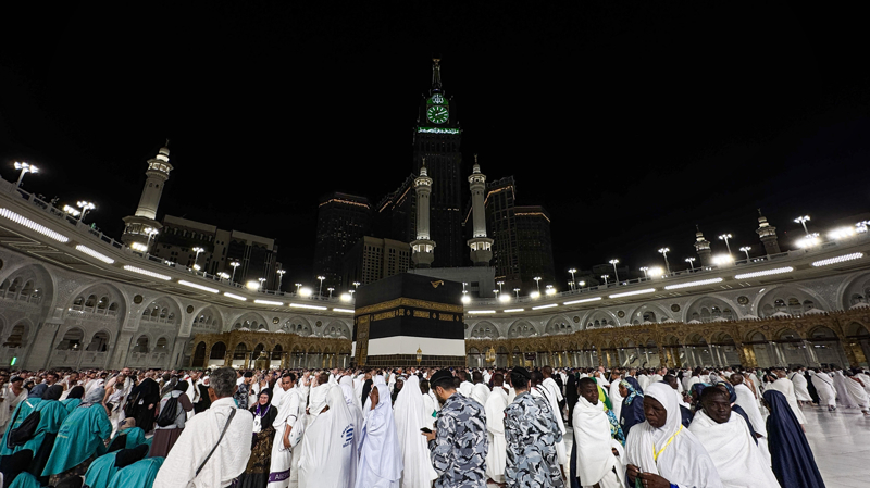 <p>Hacı adayları, dualar eşliğinde Kabe'yi tavaf ettikten sonra 2 rekat tavaf namazı kılıp, Mescid-i Haram ve say alanındaki zemzem suyunu ayakta, Kabe'ye dönmüş halde dualar ederek şifa umuduyla içiyor.</p>