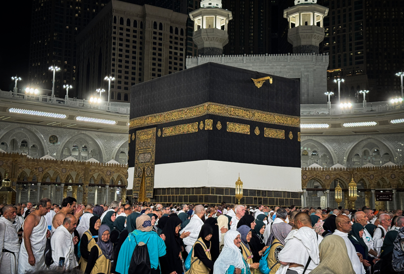 <p>Tavafı 2 rekat namaz ile tamamlayan hacı adayları, Safa ile Merve tepeleri arasında yürüyüş yapıyor.</p>