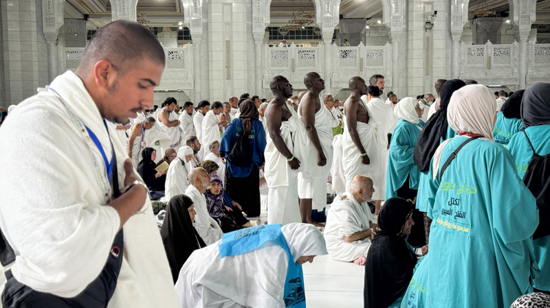 <p>Sayin bitirilmesinin ardından ziyneti temsil eden saçlarını bir miktar kesen hacı adayları Allah'a bağlılıklarını, fedakarlıklarını temsili olarak gösteriyor.</p>