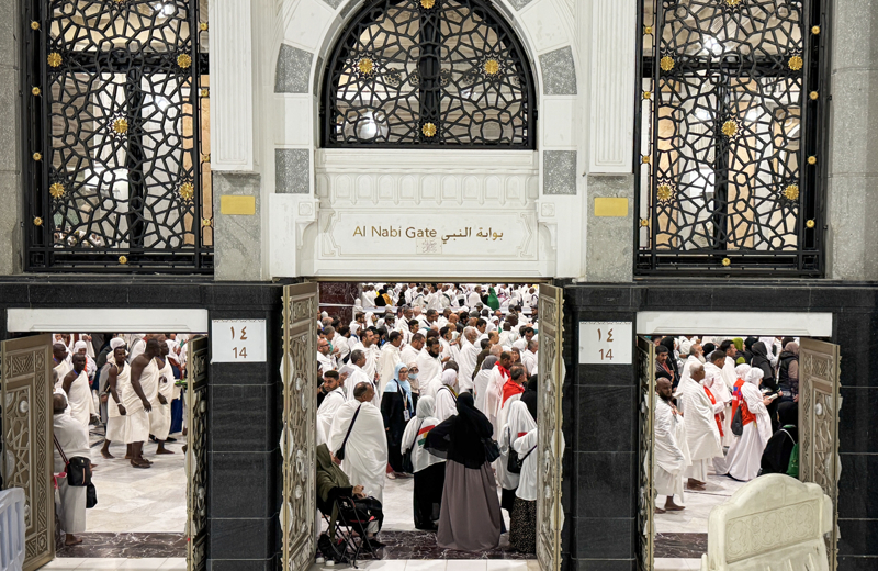 <p>Kafileler halinde mübarek topraklara gelen hacı adayları, kalacakları yerlere yerleştikten sonra ihramlarıyla Kabe'yi ziyaret ediyor. </p>