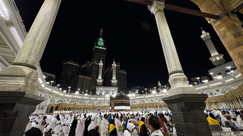 <p>Zamanlarını arife gününe kadar Kabe'de Kur'an-ı Kerim okuyarak, ibadet ve tavafla geçirecek milyonlarca kişi, heyecan içinde hacı olacakları günü bekliyor.</p>