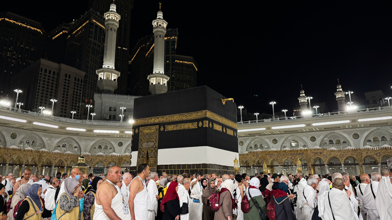 <p>Hacı adayları, Kabe'nin güney doğusundaki Hacerü'l Esved'i selamlayarak tavafa başlıyor.</p>