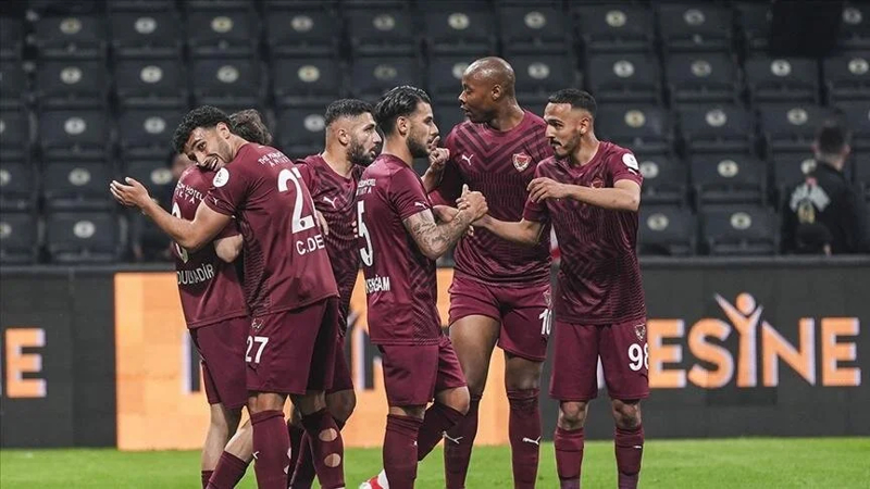 <p><b>EVİNDE 3 MAÇTIR KAZANAMIYOR</b></p><p>Evinde oynadığı son üç Süper Lig maçını kaybeden Hatayspor, en üst lig tarihindeki en uzun serisini sona erdirmek istiyor (hükmen sonuçlar hariç).</p>
