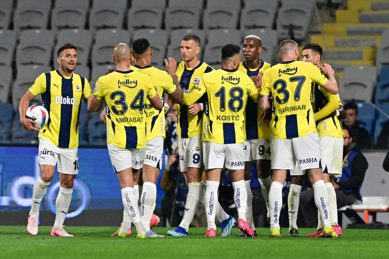 <p><b>HATAY DEPLASMANINDA YÜZÜ GÜLÜYOR</b></p><p>Hatayspor'a konuk olduğu üç Süper Lig maçını da kazanan Fenerbahçe, bu galibiyetlerin tamamında ikişer gol attı. Sarı-lacivertlilerin lig tarihinde en az dört kez konuk olup puan kaybetmediği sadece iki deplasman bulunuyor: Feriköy (8/8) ve Zeytinburnuspor (5/5).</p>