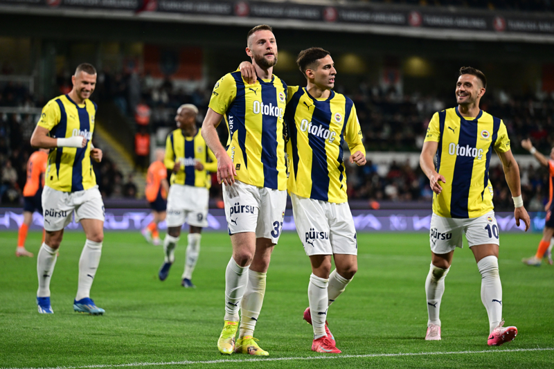 <p><b>EN SON 2015'DE BAŞARDI</b></p><p>Deplasmanda oynadığı son dört Süper Lig maçını kazanan Fenerbahçe, bu sezonki en uzun serisini yakaladı. Jose Mourinho'nun üst üste beş dış saha galibiyeti aldığı son seri Ocak-Nisan 2015 arasında Chelsea'nin başında olduğu dönemde geldi.</p>