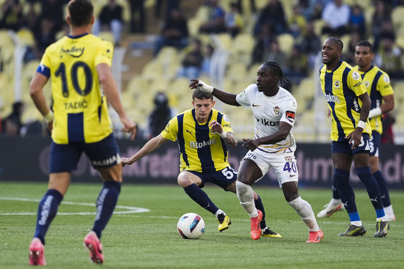 <p><b>LİG TARİHİNDE İLK KEZ</b></p><p>Bu sezon çıktığı 34 Süper Lig maçının 25'ini kazanan Fenerbahçe (6B 3M), lig tarihinde ilk kez üst üste üç sezonda 25 galibiyete ulaştı (20223/24'te 31 &amp; 2022/23'te 25).</p>