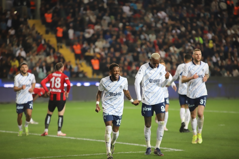 <p><b>16 MAÇTIR İSTANBUL TAKIMI YENEMİYOR</b></p><p>İstanbul takımlarıyla oynadığı son 24 Süper Lig maçında kalesini gole kapatamayan Hatayspor (2G 5B 17), Şubat 2024'teki Fatih Karagümrük galibiyetinden bu yana çıktığı 16 karşılaşmanın hiçbirini kazanamadı (4B 12M).</p>
