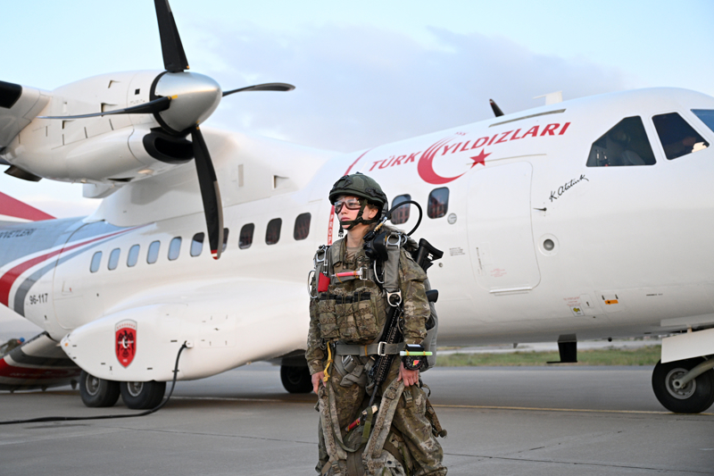 <p>Tatbikat senaryosu kapsamında 12. Hava Ulaştırma Ana Üs Komutanlığından havalanan C-130, CN-235 ve A400M nakliye uçaklarındaki 35'i yabancı, 265 paraşütçü komando bölgeye indi.</p>