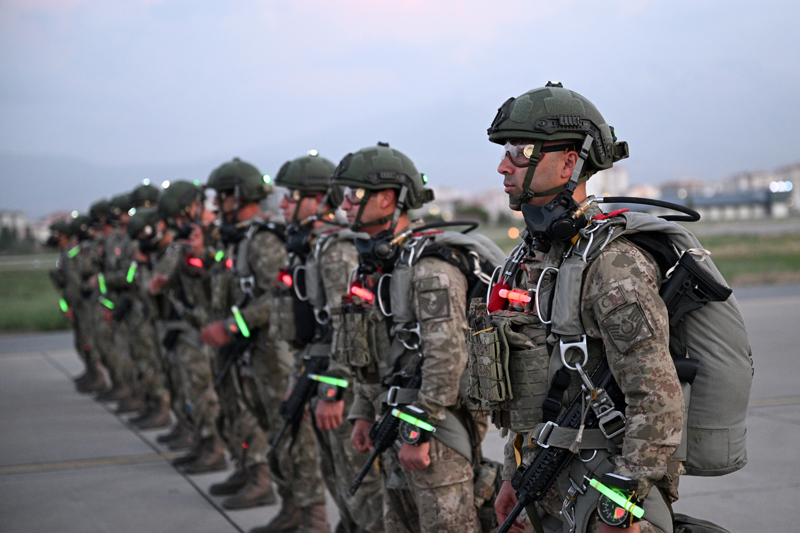 <p>Tatbikatta paraşütle atlayan Piyade Astsubay Kıdemli Başçavuş Fatih Küçükkonuklar, gazetecilere, 1. Komando Tugay Komutanlığı'nda görev yapmaktan dolayı onur duyduğunu söyledi.</p>