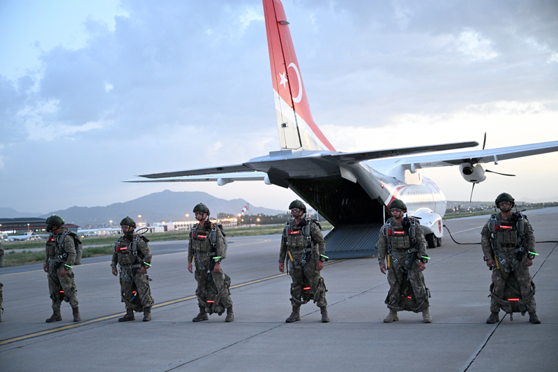 <p>Bölgenin kontrol altına alınmasının ardından AFAD ve Kızılay görevlileri, insani yardım için helikopterle alana getirildi.</p>