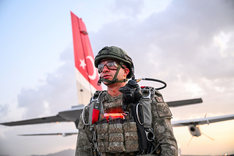 <p>Tatbikatta, toplamda 4 C-130 nakliye uçağı, 2 A400M ağır yük nakliye uçağı, CN235 nakliye uçağı, 2 S-70 genel masat helikopteri, 2 CH-47 ağır yük helikopteri, T-70 genel maksat helikopteri ve insanlı keşif uçağı görev aldı.</p>