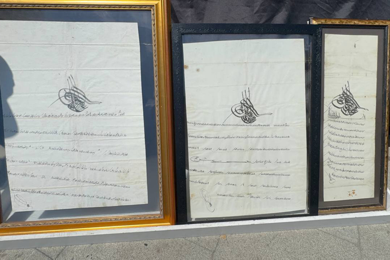 <p>Ele geçirilen eserler, İstanbul Emniyet Müdürlüğünün bahçesinde sergilendi.</p>