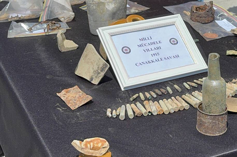 <p>Aramalarda, 17, 18 ve 19'uncu yüzyıllarda Osmanlı dönemine ait hat, berat ve fermanların yanı sıra aynı yüzyıllara ait Hristiyanlık inancında kutsal kabul edilen ve kiliselerde ibadet sırasında kullanılan ikonaların da aralarında yer aldığı 1671 obje bulundu.</p>