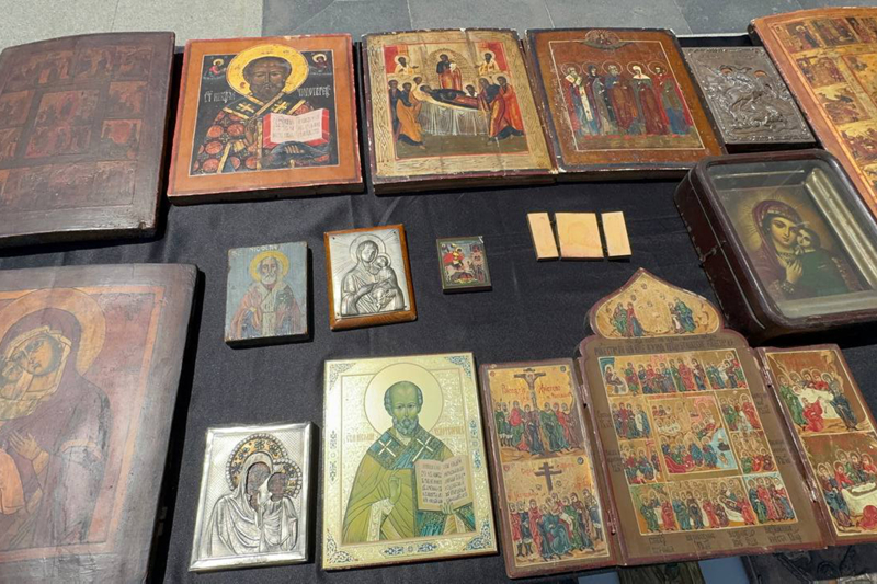<p>Operasyonlarda ele geçirilen eserlerin, İstanbul Arkeoloji Müzeleri Müdürlüğü, Ayasofya Tarihi Müzesi Müdürlüğü ile Türk ve İslam Eserleri Müzesi Müdürlüğüne teslim edileceği öğrenildi.</p>