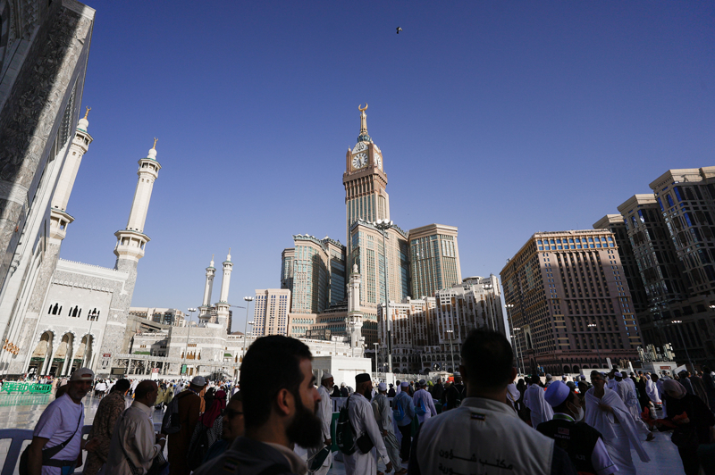 <p>Rehber Ali Tarak da "Dünyanın en büyük saatinin balkonundan Kabe-i Muazzama kuş bakışı görülmektedir. Bu herkese nasip olan bir şey değil. Farklı duygular yaşıyorsunuz. Farklı bir bakış açısı veriyor. Dünyanın merkezidir burası, Kabe insanın içini ferahlatıyor." diye konuştu.</p>