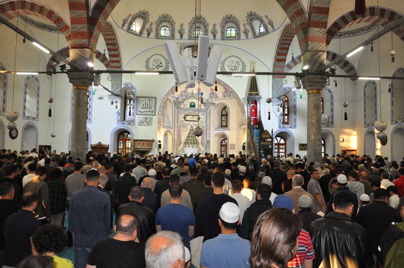 <p>Kurban Bayramı dolayısıyla vatandaşlar camilere akın etti.</p>