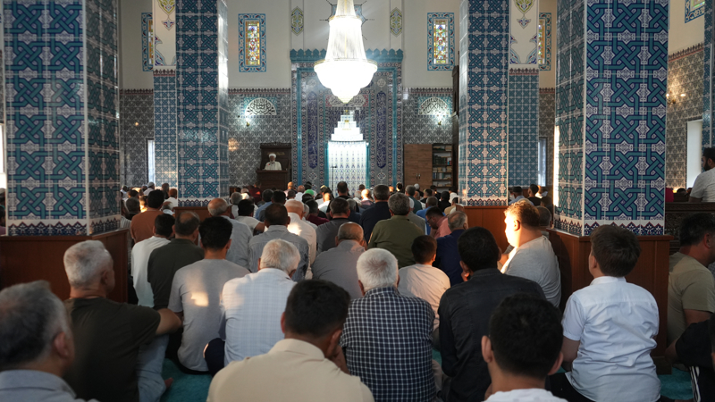 <p>Yoğun katılım gösterilen bayram namazı kılınarak tekbirler getirildi. </p>