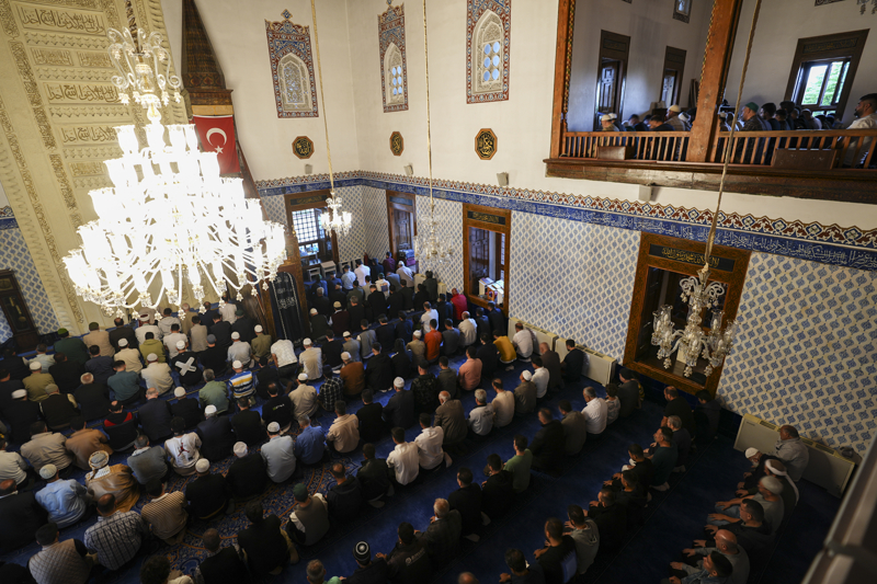 <p>Bayram namazı sonrası vatandaşlar birbirleri ile bayramlaşarak Kurban Bayramı'nı tebrik etti.</p>