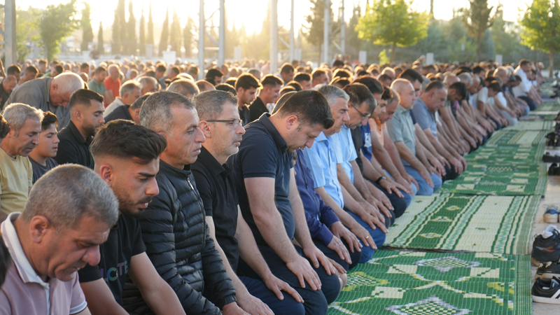 <p>O halde, İslam'ın emrettiği yardımlaşma adabına uyarak kurban etlerini akrabalarımızla, komşularımızla ve ihtiyaç sahipleriyle paylaşalım. Hanelere huzur ve mutluluk, gönüllere sevgi ve muhabbet taşıyalım" ifadelerine yer verilerek paylaşmanın önemine değinildi.</p>