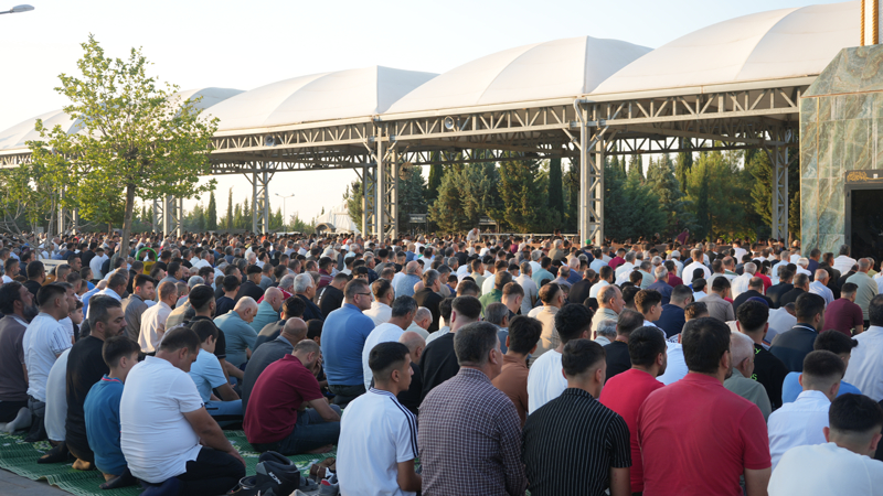 <p>Ayrıca kurban kesimiyle ilgili olarak da "Kurban kesimi ve sonrasında temizliğe özen gösterelim. Çevremizi kirletmeyelim, hoş olmayan görüntülerle kimseye rahatsızlık vermeyelim" diye ifade edildi.</p>